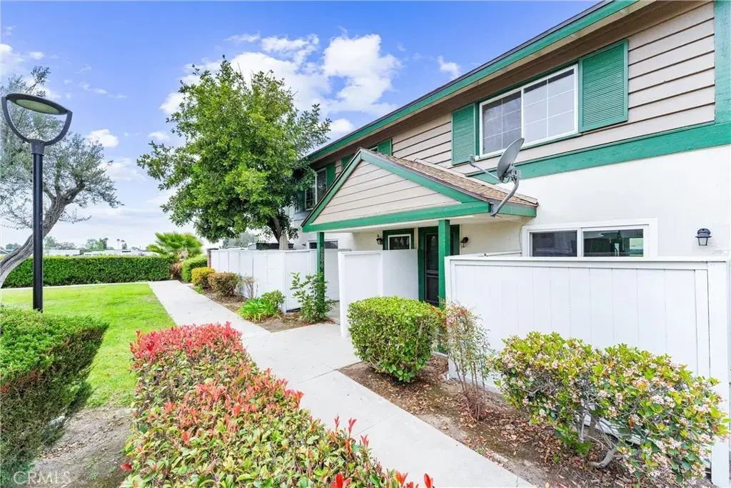 8242 Henderson Green, Buena Park