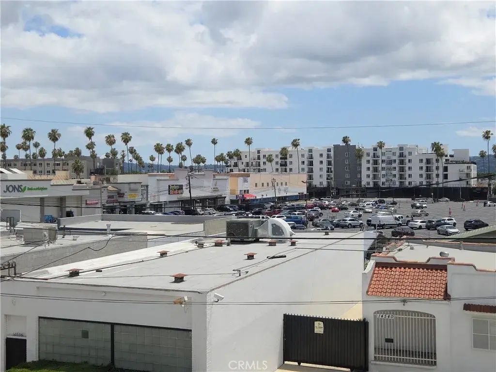 14537 Archwood 301, Van Nuys