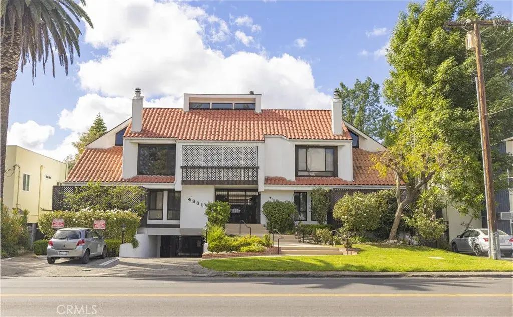 4931 Coldwater Canyon Avenue, Sherman Oaks