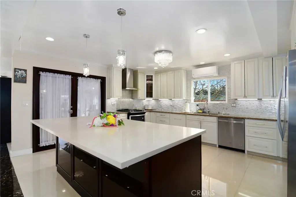 6508 Moorcroft Avenue, Woodland Hills