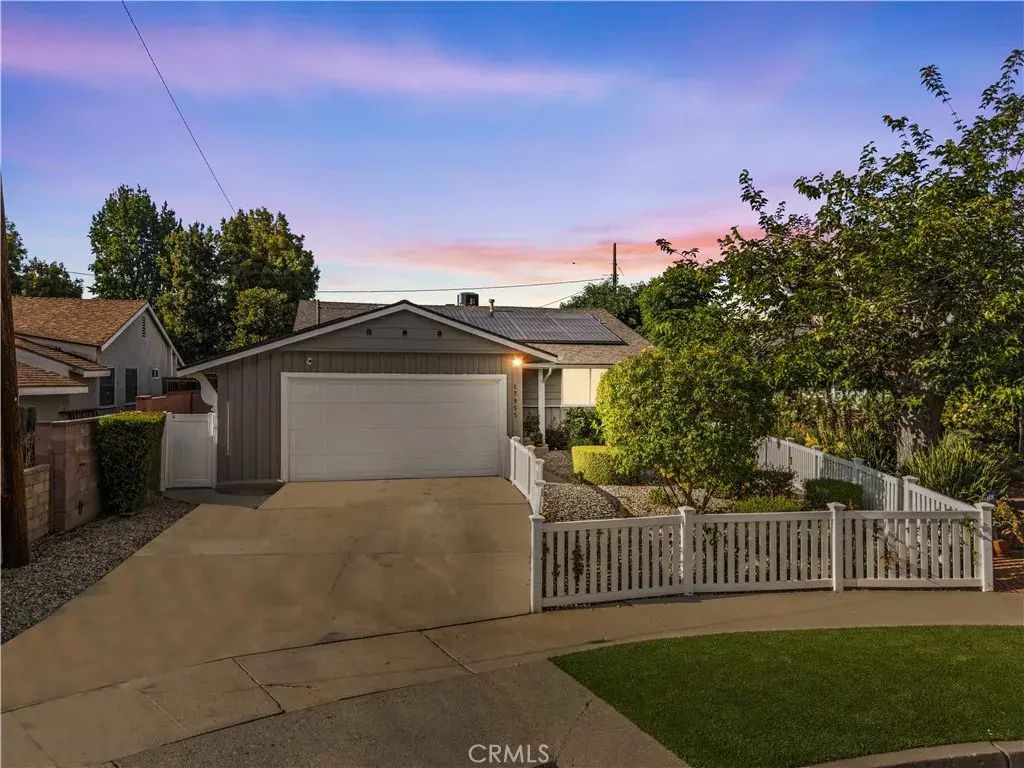17955 Archwood, Reseda