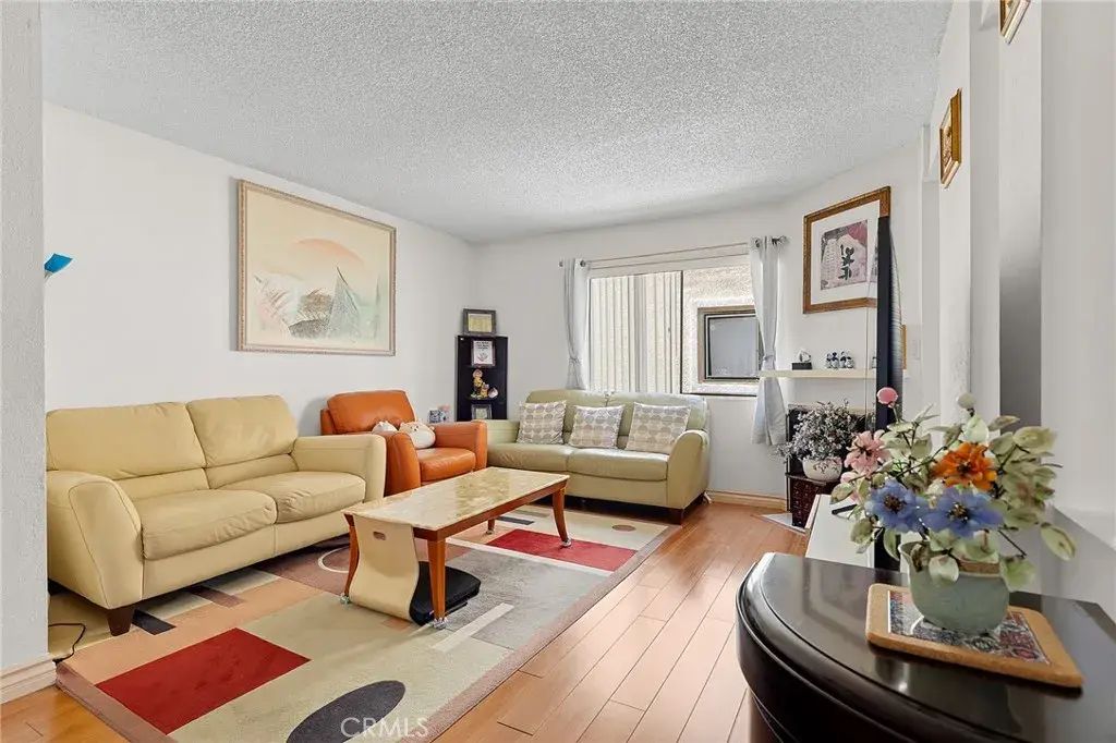 12536 Burbank Boulevard 3, Valley Village
