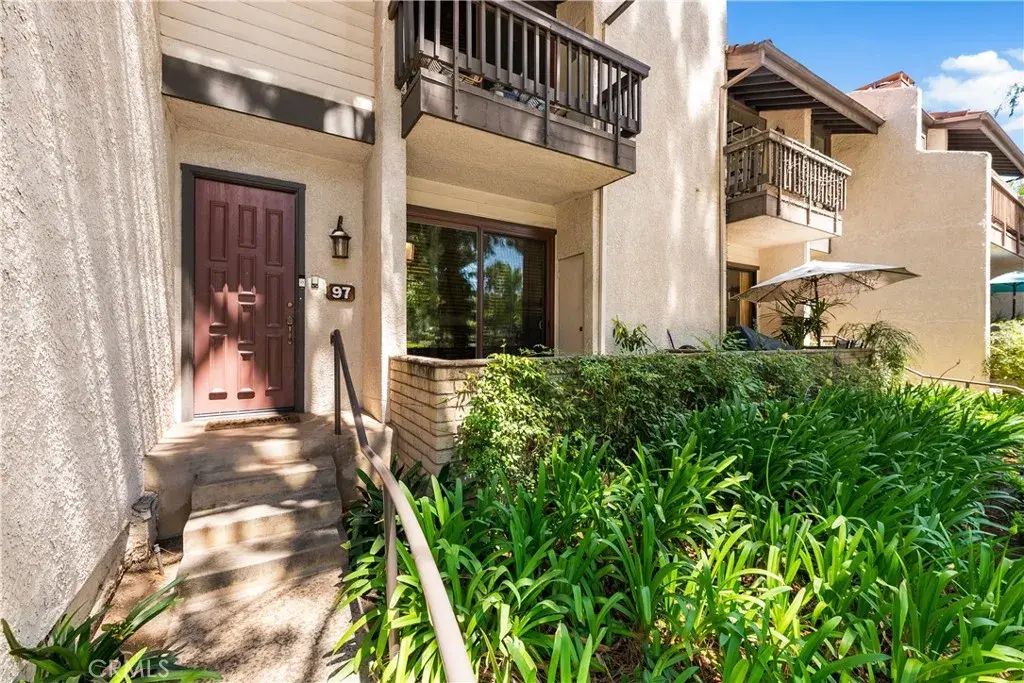 21801 Burbank 97, Woodland Hills