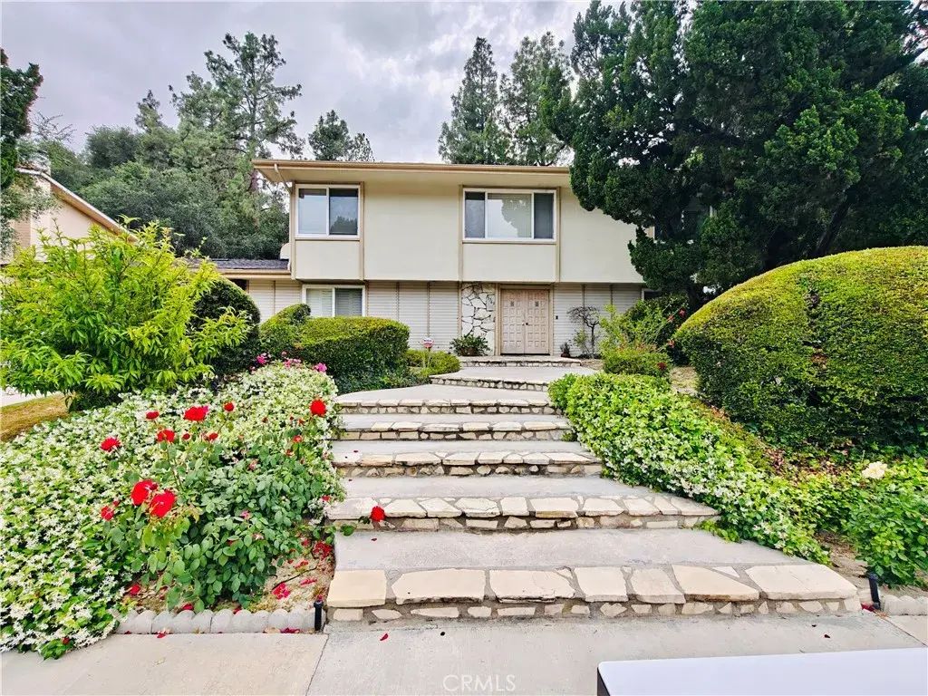 5763 Valerie, Woodland Hills