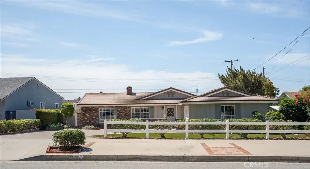 1002 E Leadora, Glendora