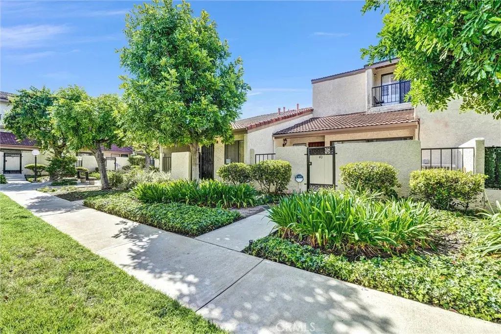 18136 Oxnard Street 40, Tarzana