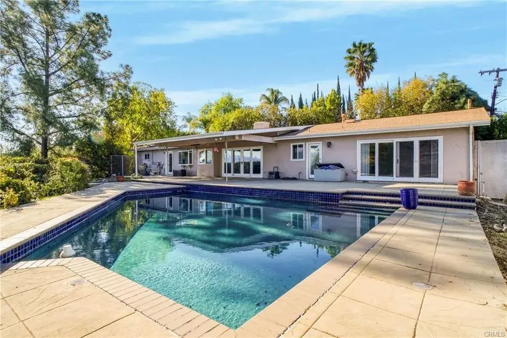 16922 Oak View Drive, Encino