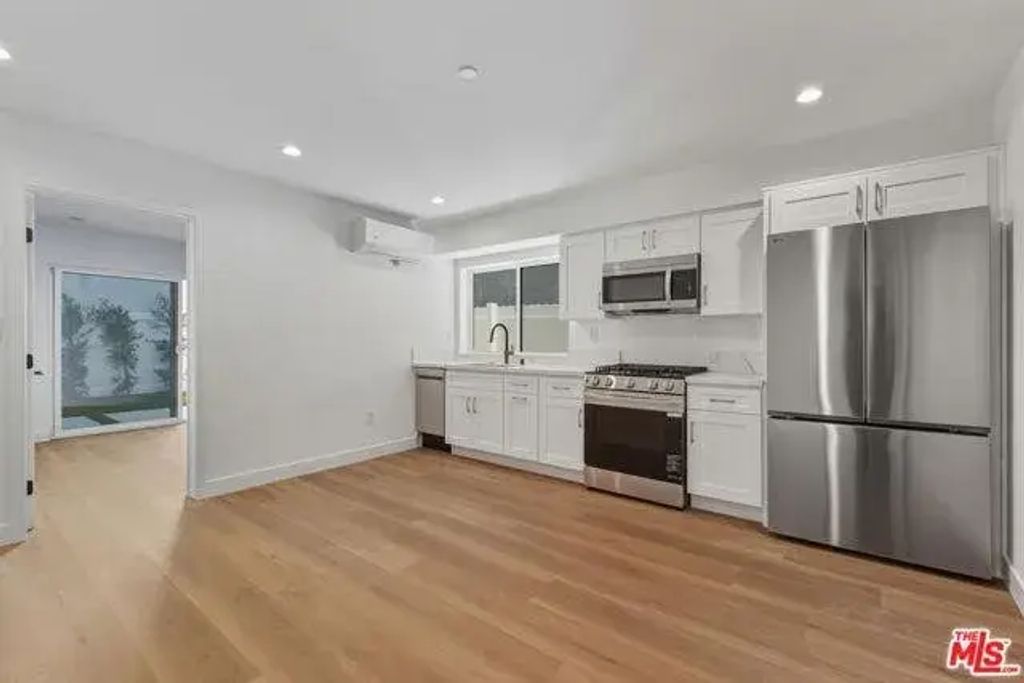 14167 Erwin, Valley Glen