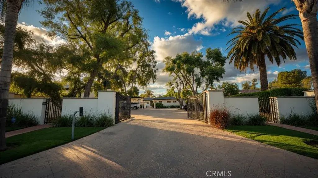 5855 Shirley Avenue, Tarzana