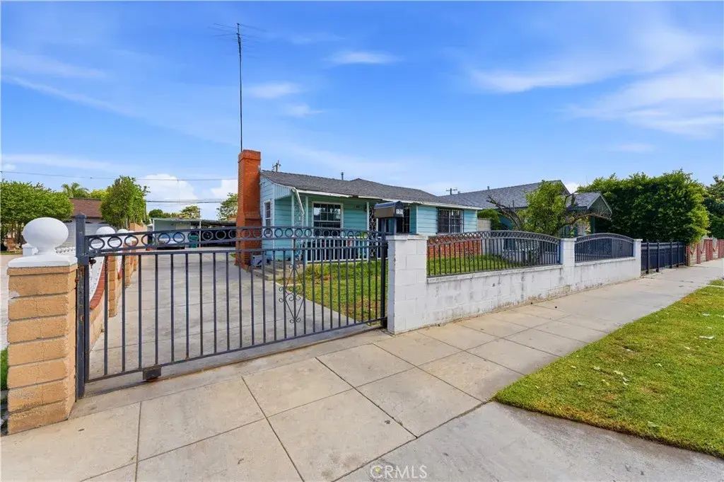 121 E 68th Way, Long Beach