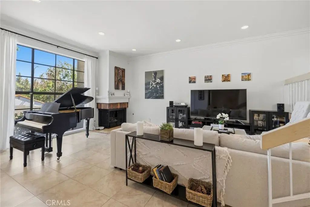 17106 Burbank, Encino