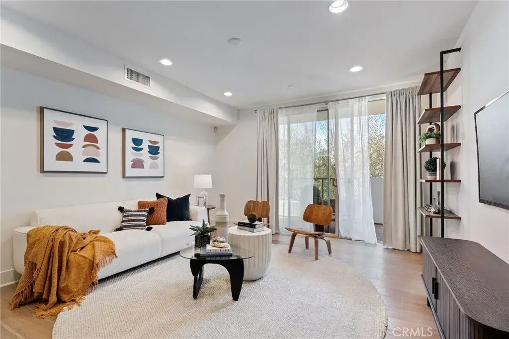 118 N Kings Rd 201, Los Angeles