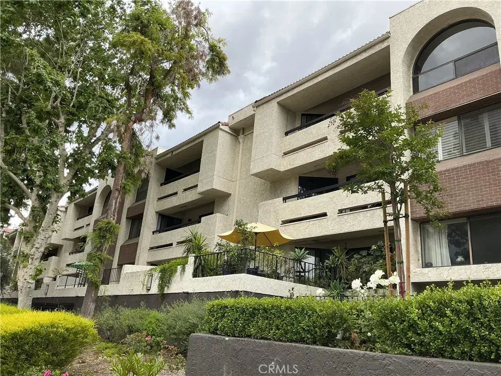 21650 Burbank, Woodland Hills
