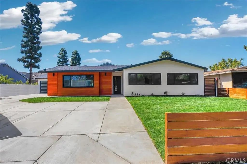 335 University, Costa Mesa