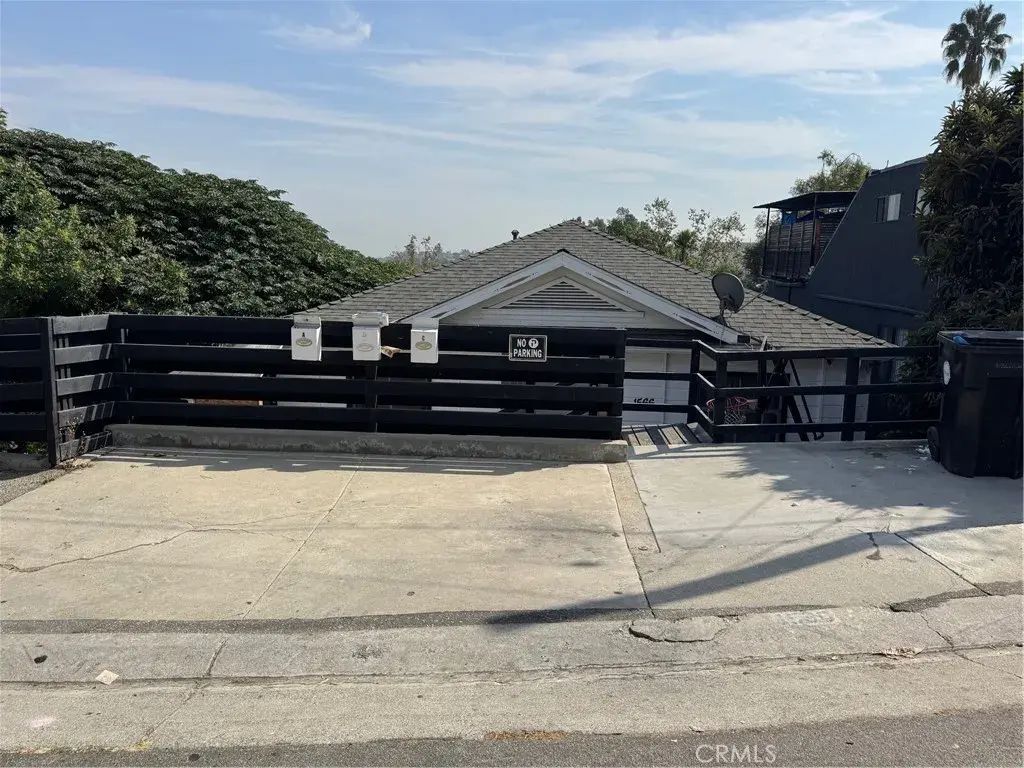 1566 Rollins, Los Angeles