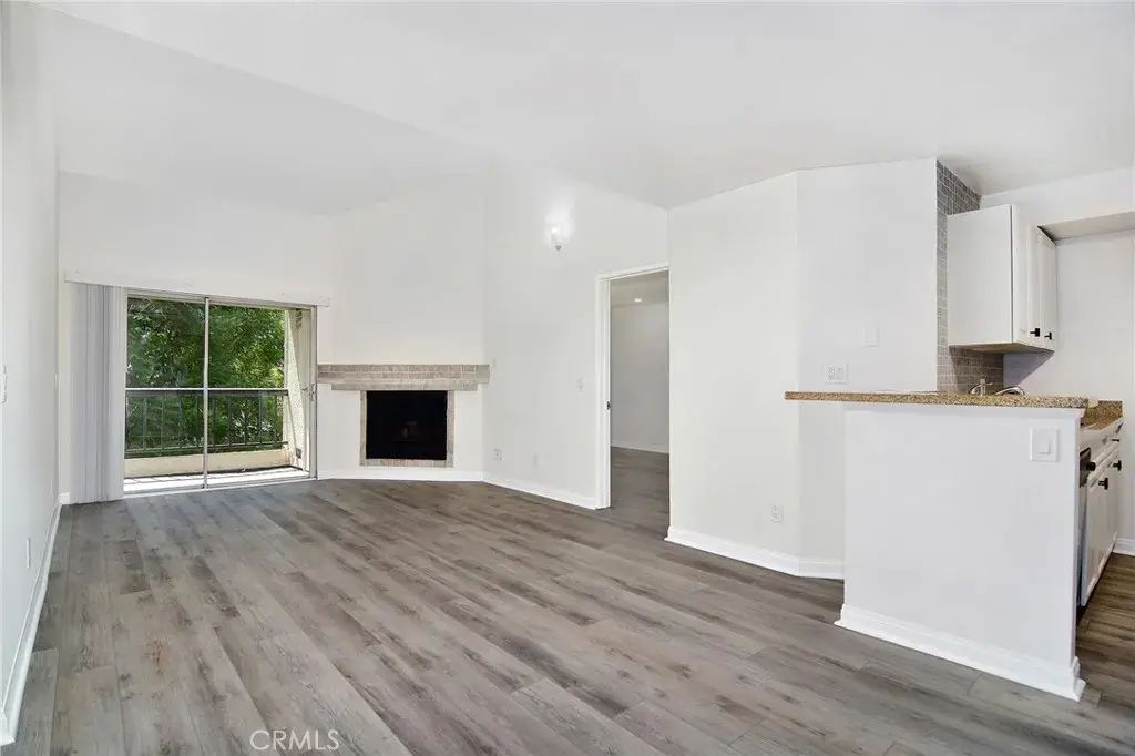 21500 Burbank Boulevard 307, Woodland Hills