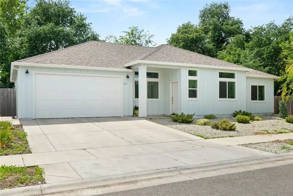2929 Paris, Chico