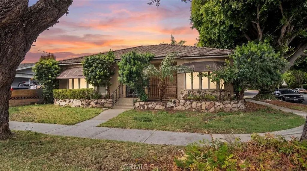 8331 Jackson, Paramount
