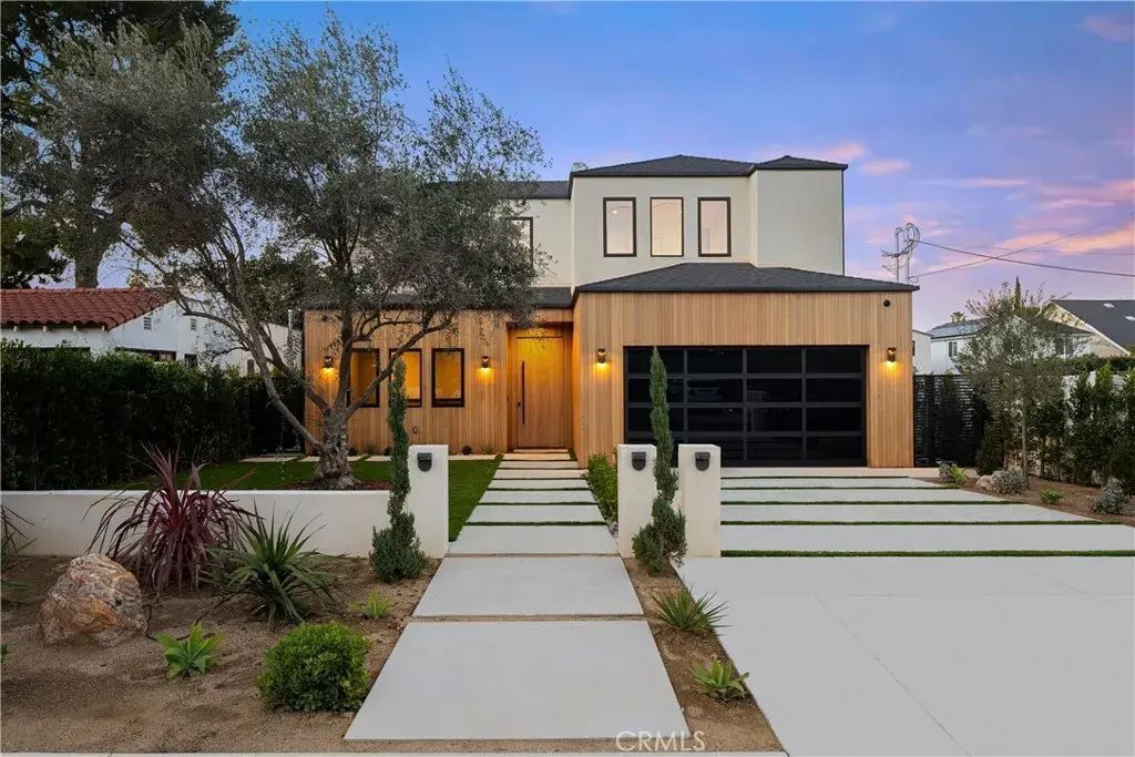 15451 Camarillo Street, Sherman Oaks