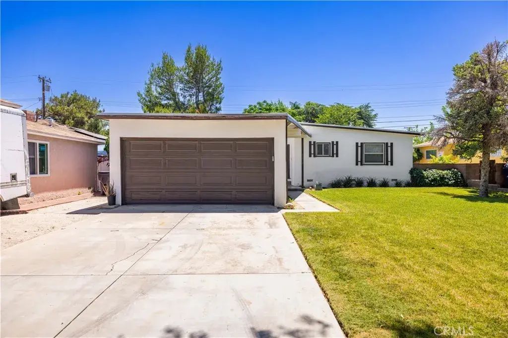 1438 W Ivyton, Lancaster