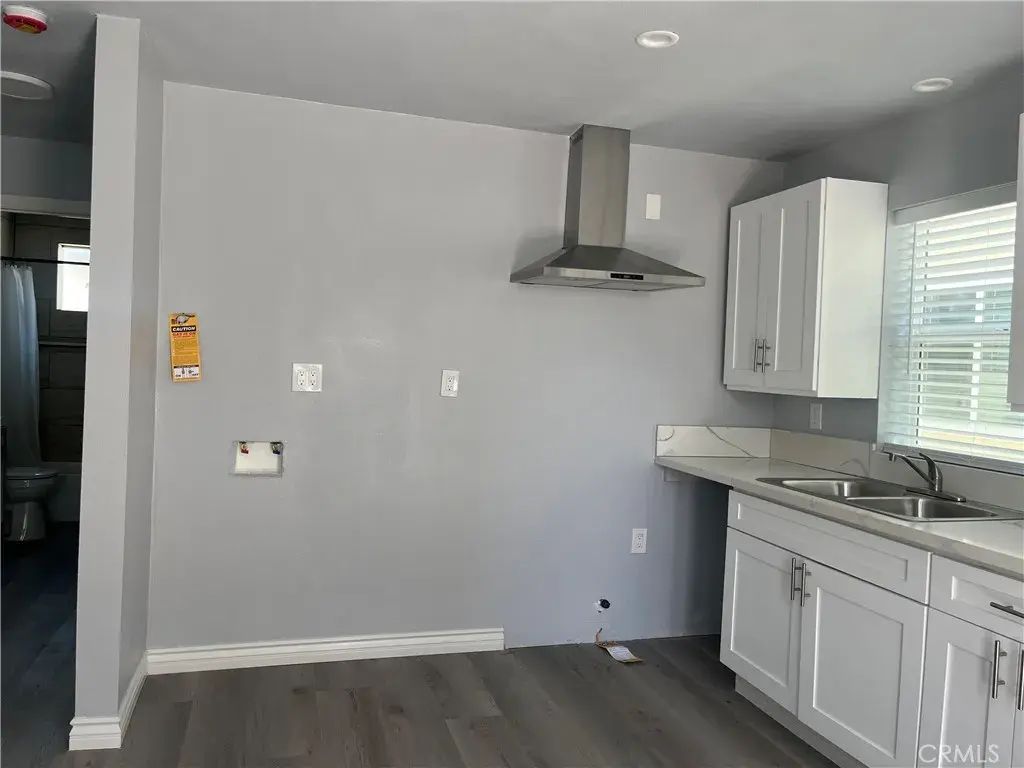 1215 1/2 W104th, Los Angeles