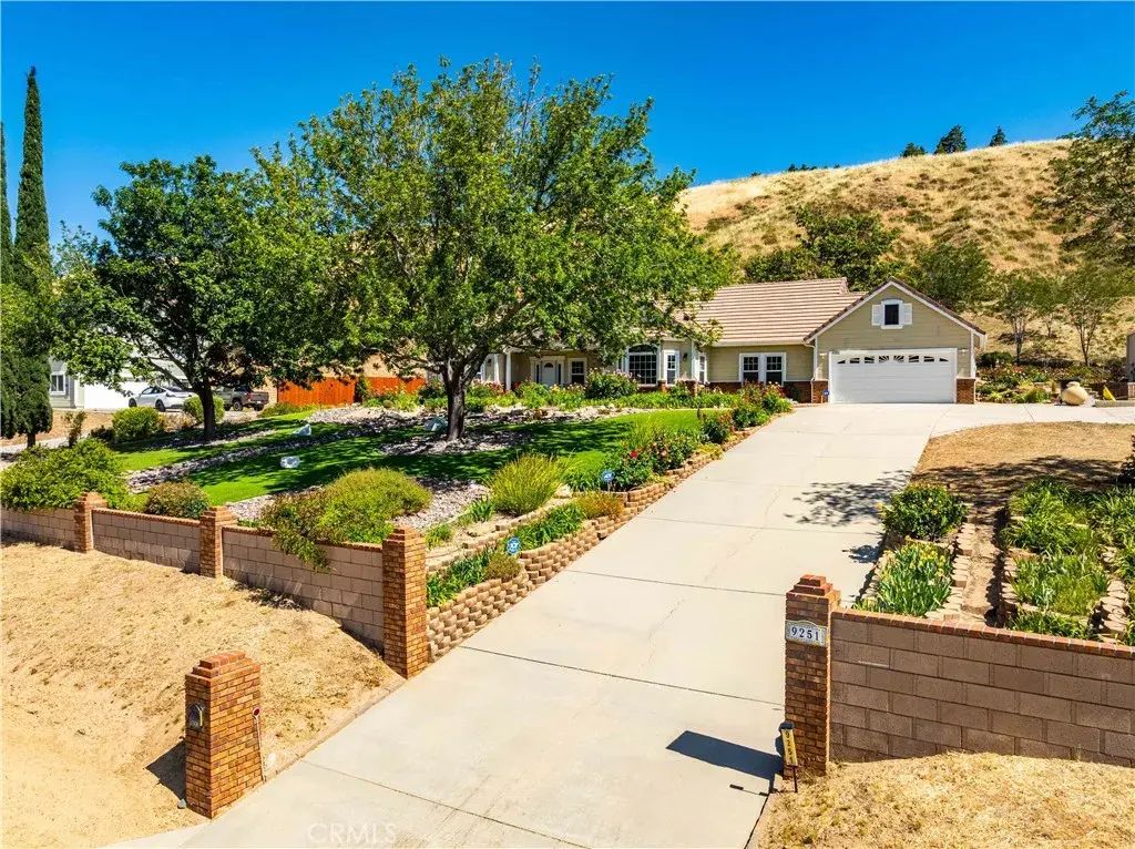 9251 Elizabeth Lake, Leona Valley