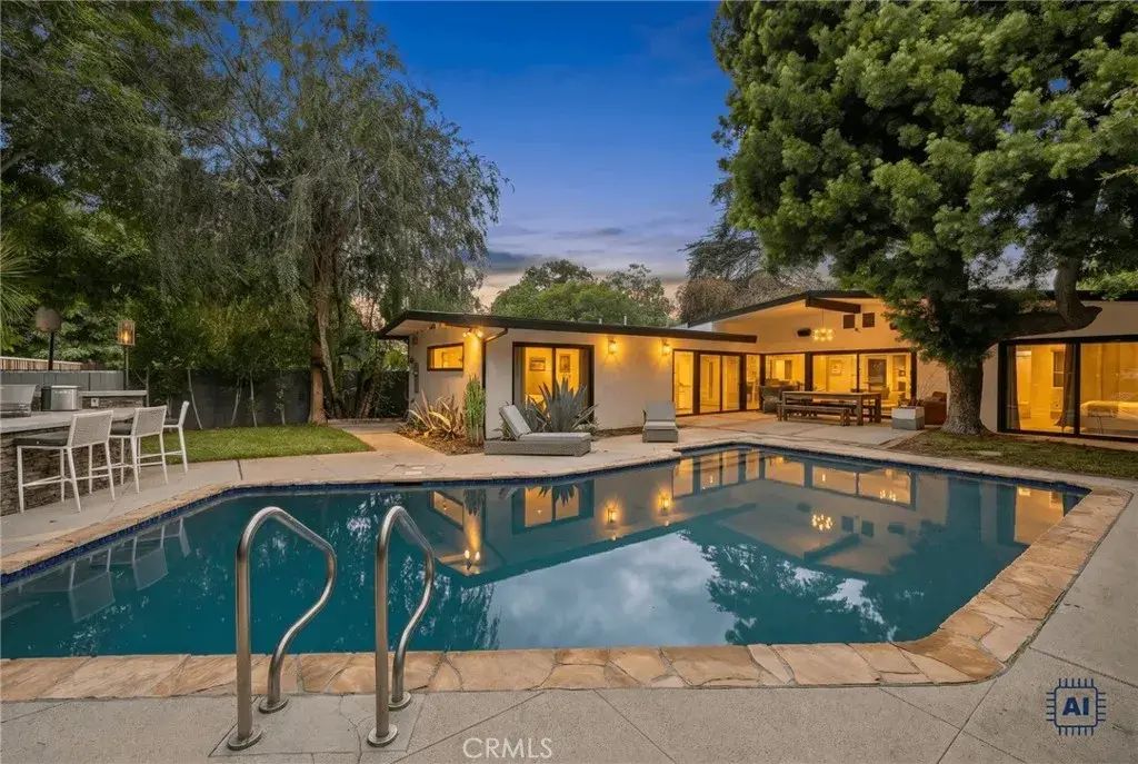 15456 Victory Boulevard, Van Nuys