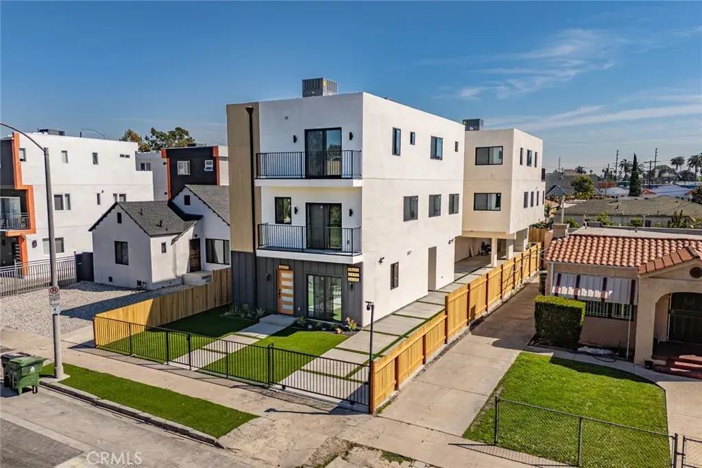 2424 S West View, Los Angeles