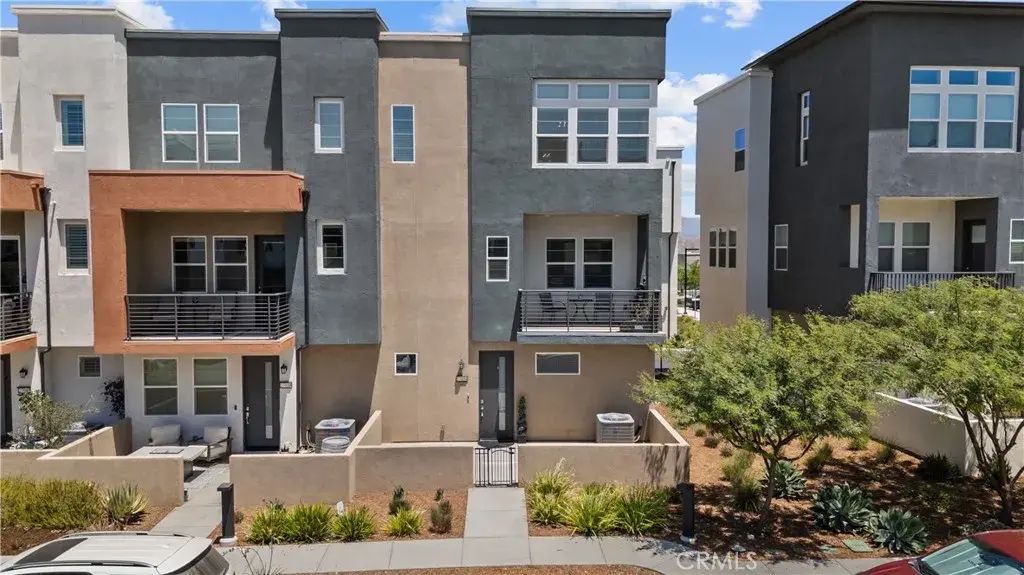 27034 Hummingbird Lane, Valencia