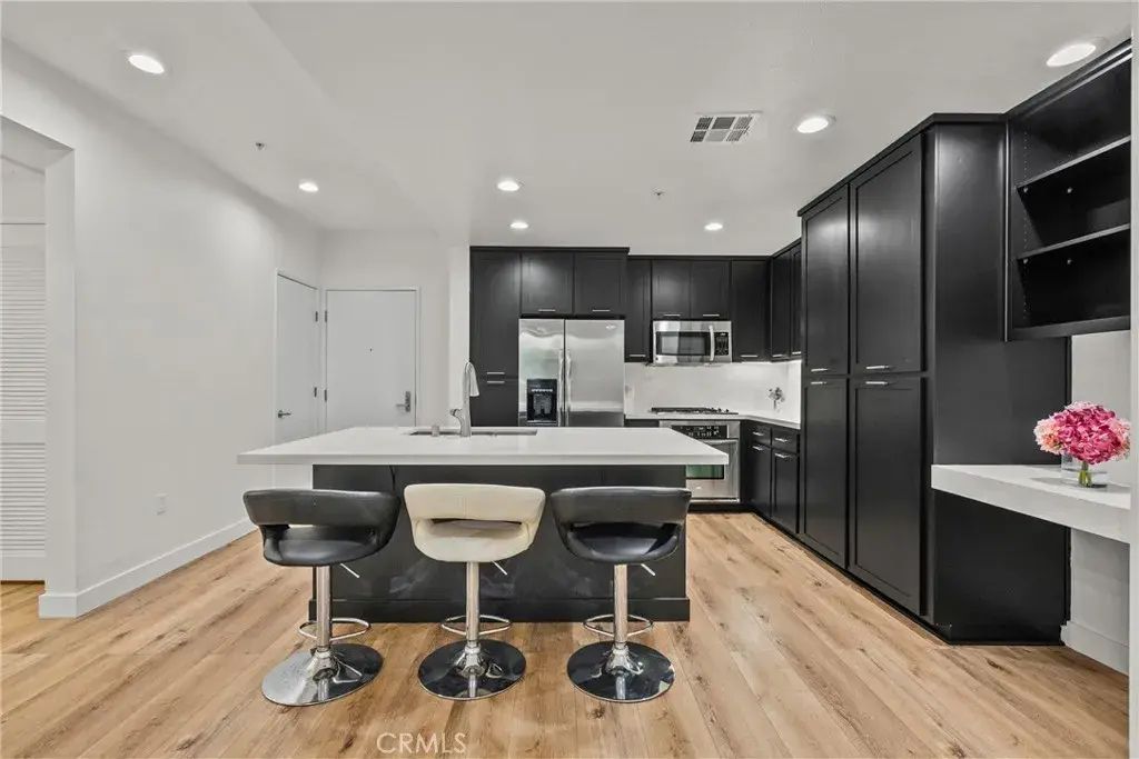 21301 Erwin Street 206, Woodland Hills