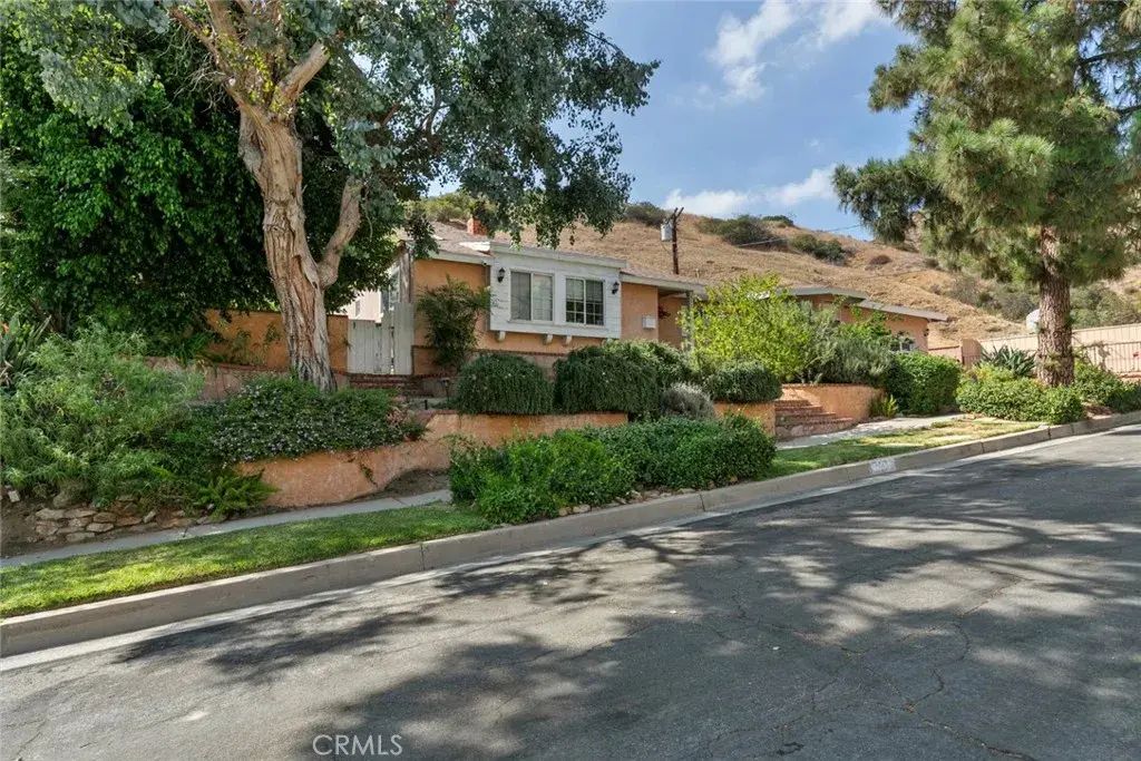 8515 Petaluma, Sun Valley