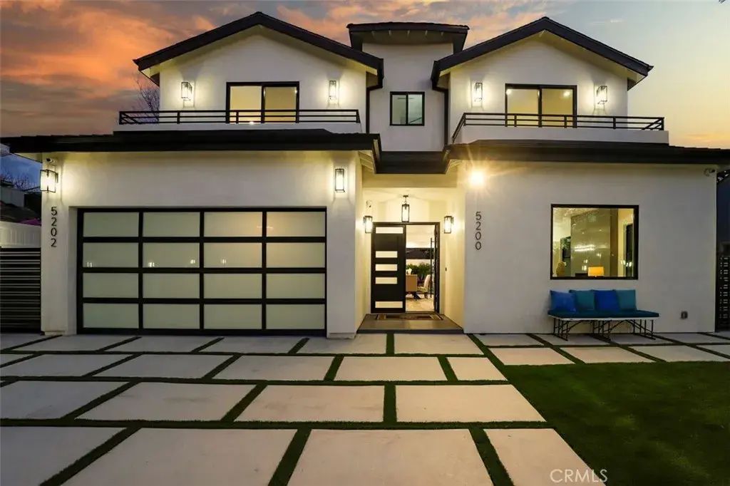 5200 Avenida Oriente, Tarzana