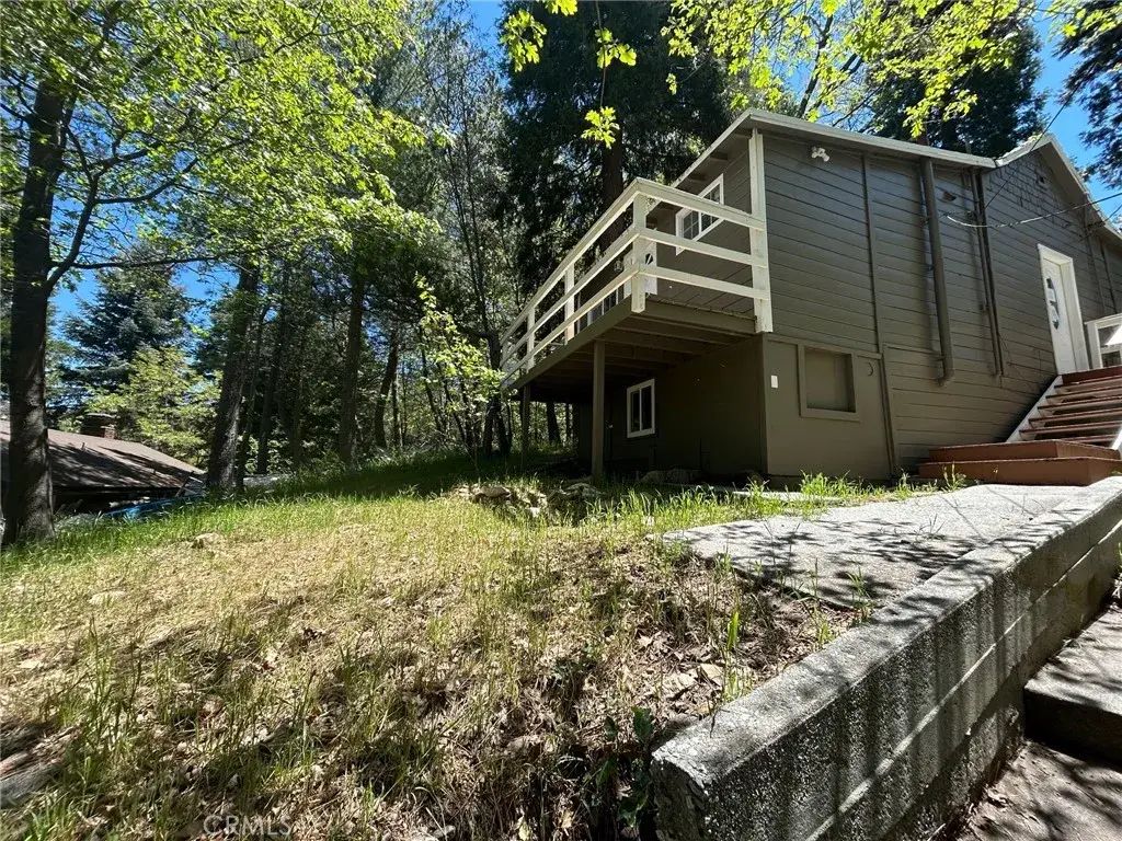 22951 Redwood, Crestline