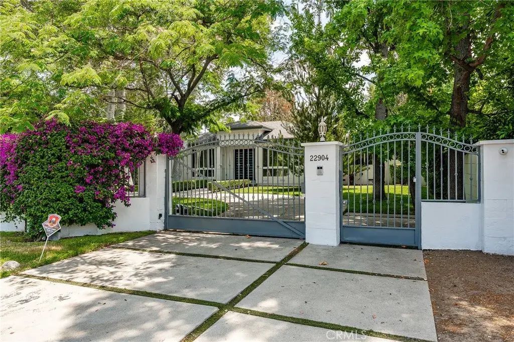 22904 Calvert Street, Woodland Hills