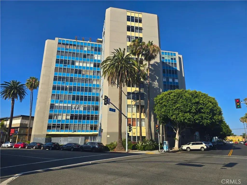 100 Atlantic 711, Long Beach