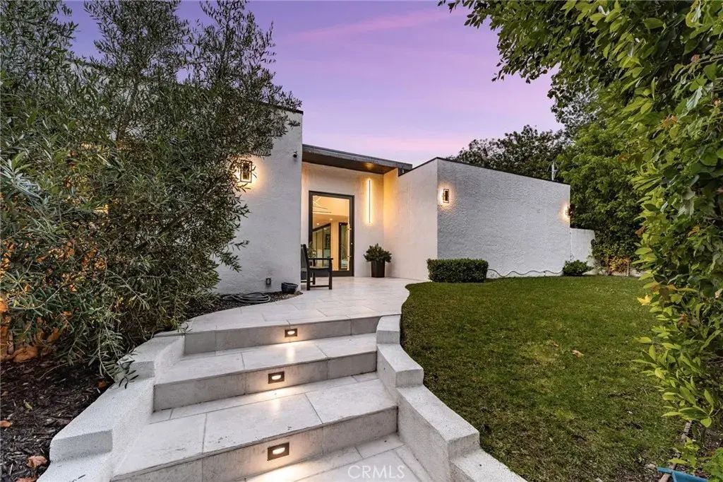 912 Honeywood Rd, Los Angeles