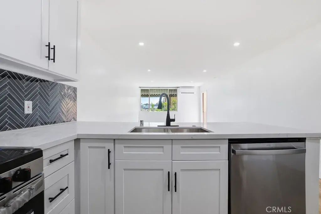 17000 Burbank Boulevard 211, Encino