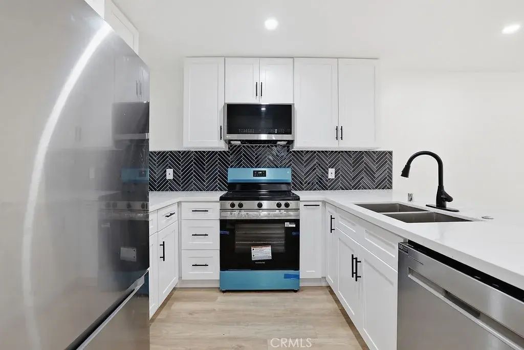 17000 Burbank Boulevard 108, Encino