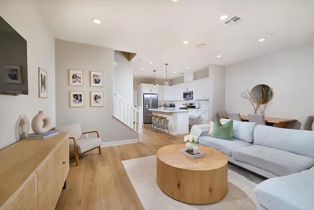 1065 Delpy View, Vista