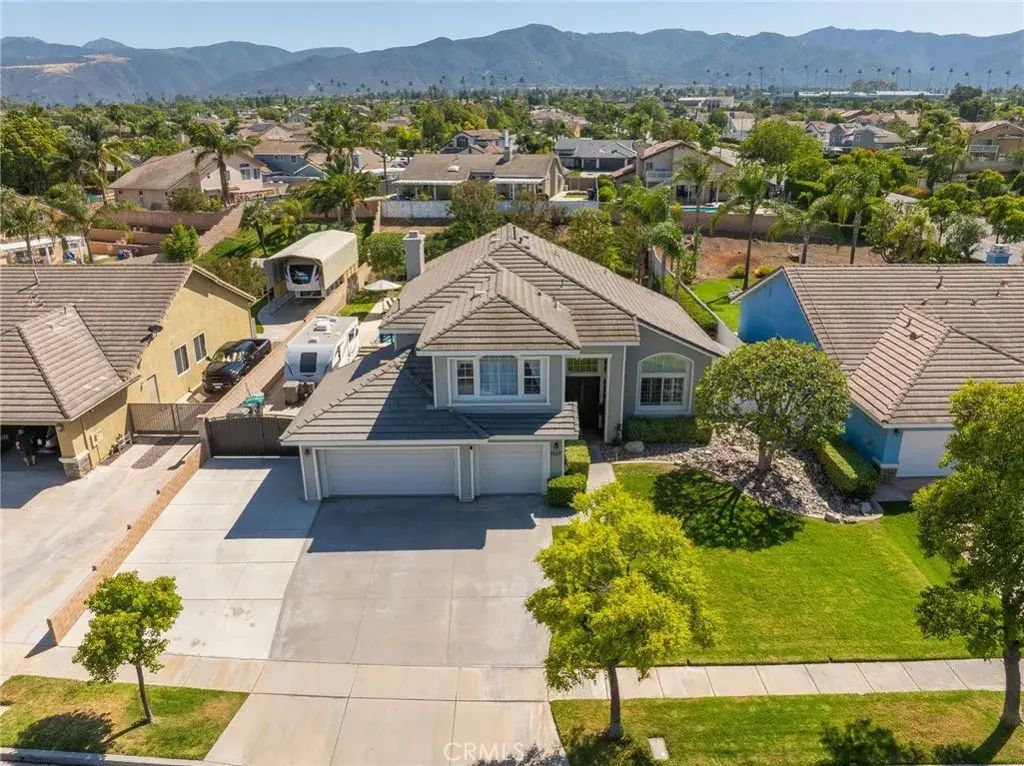 1520 Dianne, Corona