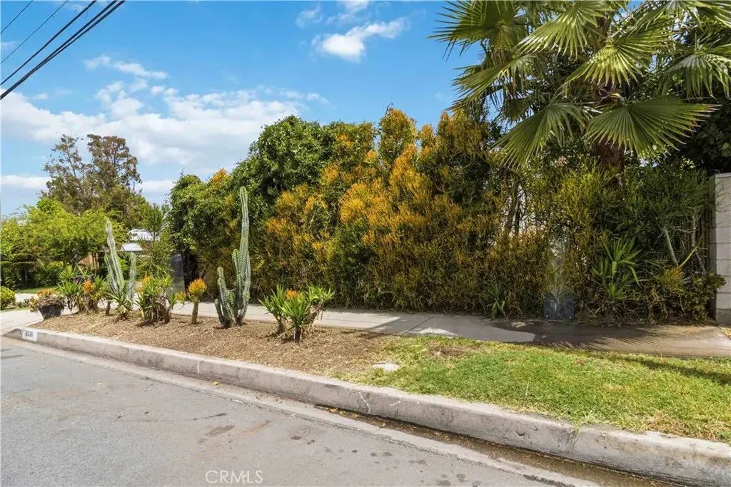 6930 Vanalden, Reseda