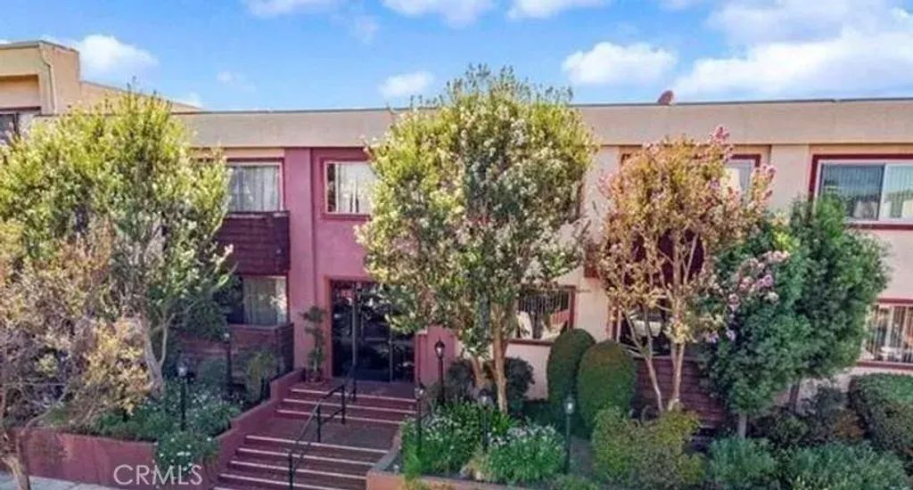 5403 Newcastle 8, Encino