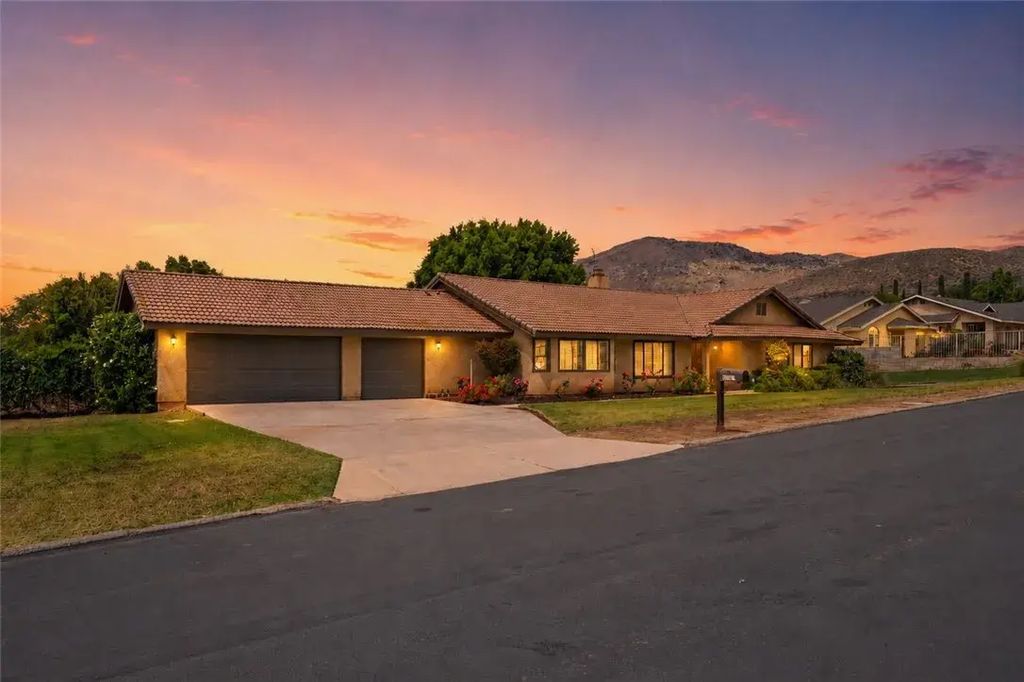 6884 Darlene, Jurupa Valley