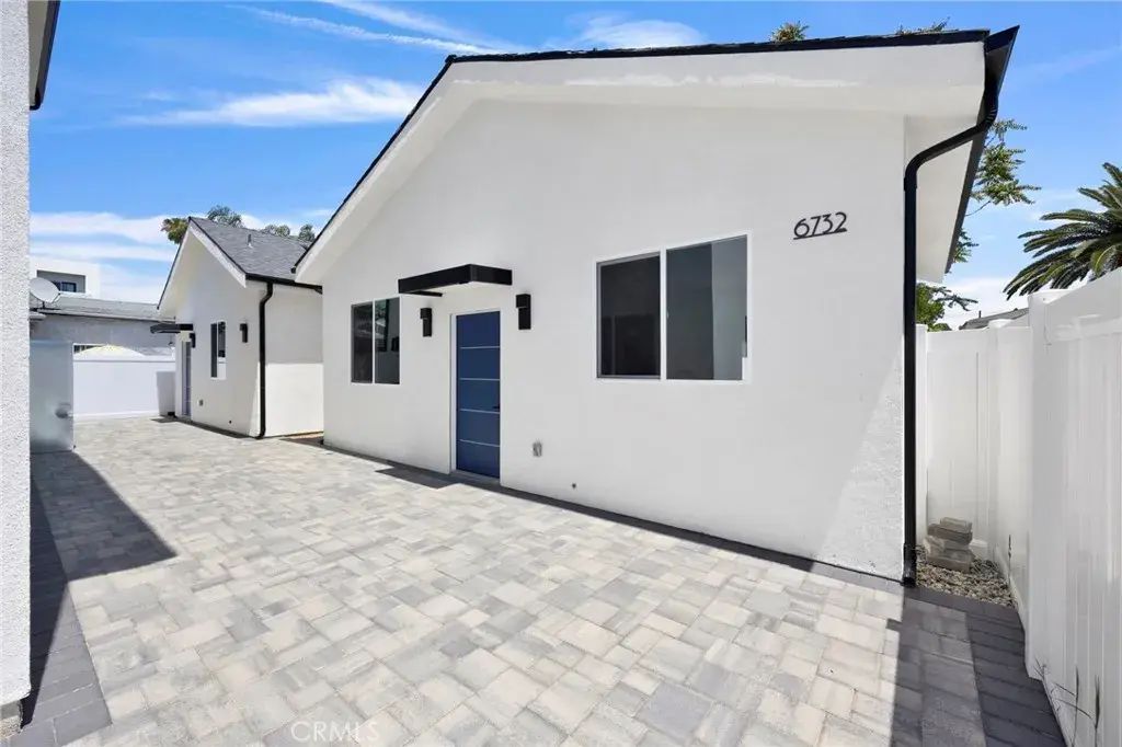 6732 Gentry Avenue, North Hollywood