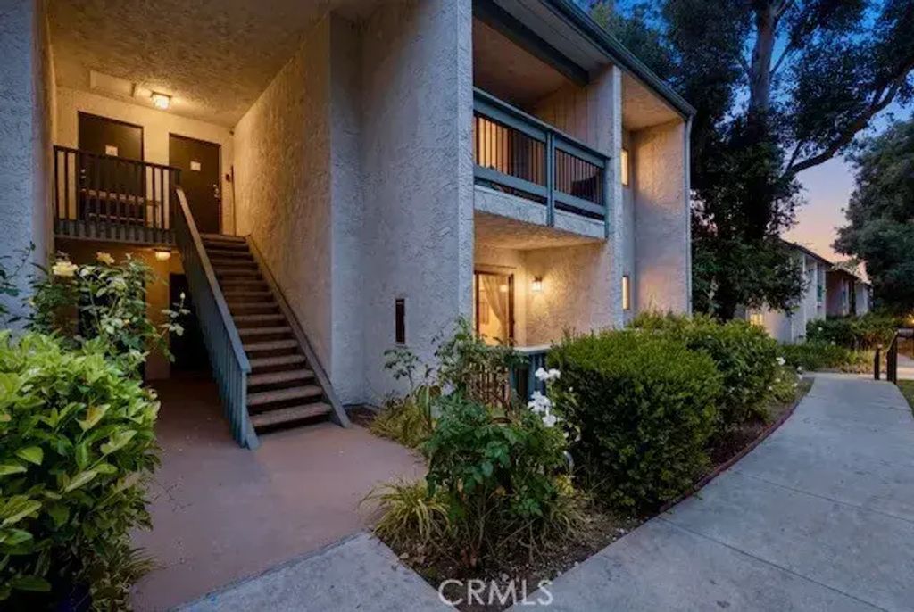 23637 Park Capri 34, Calabasas