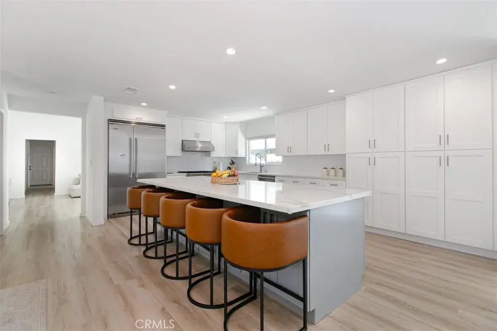 22841 Calvert St, Woodland Hills