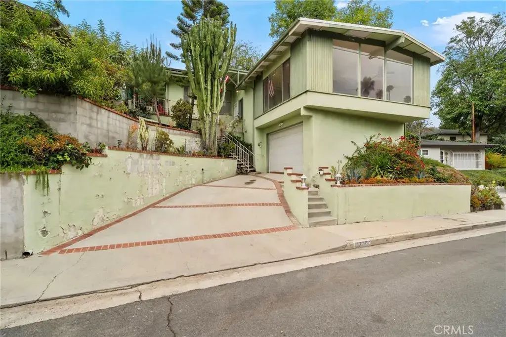 2677 Saxon, Los Angeles