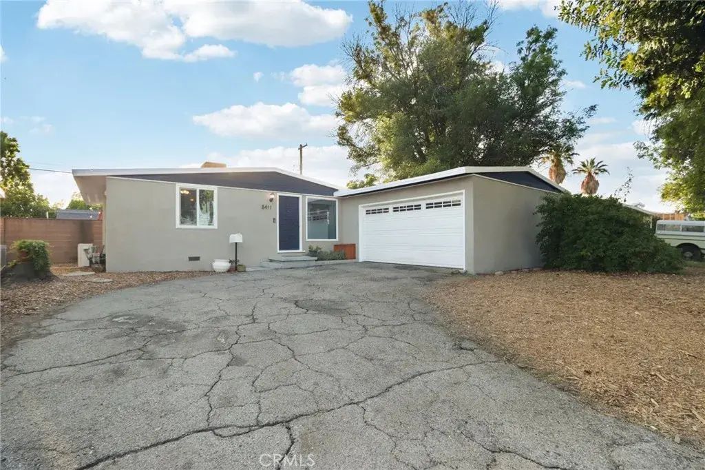 8411 Mammoth Avenue, Panorama City