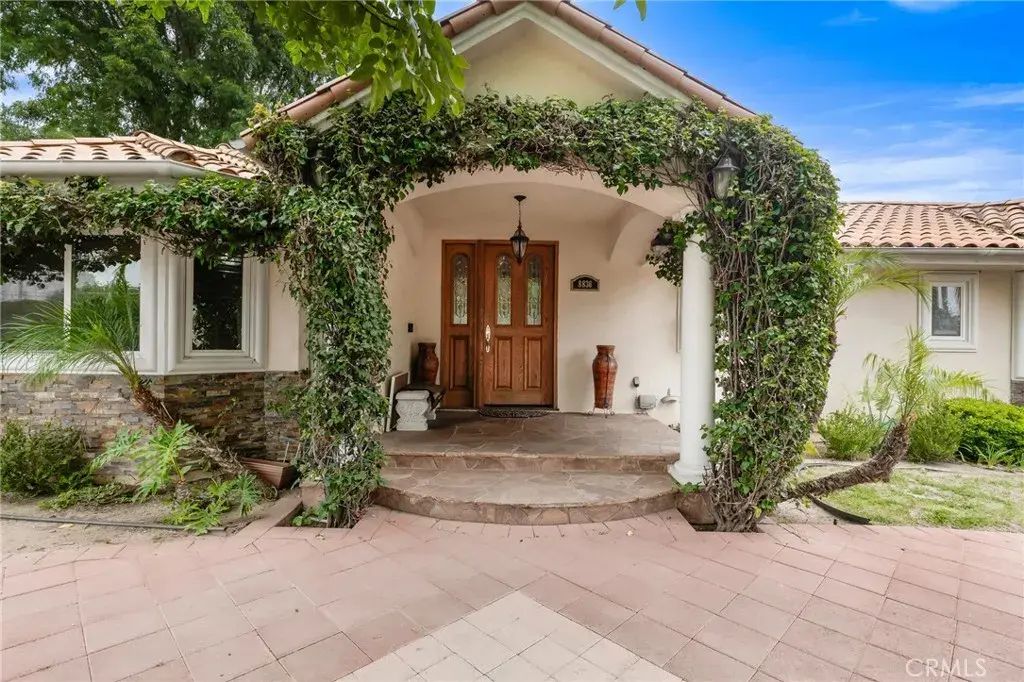 8836 Enfield Avenue, Sherwood Forest