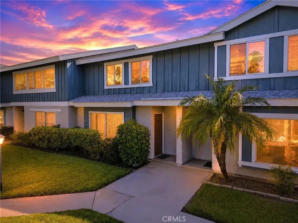 8901 Serapis 8, Downey